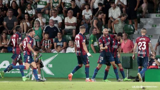 Nuevo curso, misma entrega: el Huesca tira de corazón para sumar sus tres primeros puntos con un gol en los últimos minutos