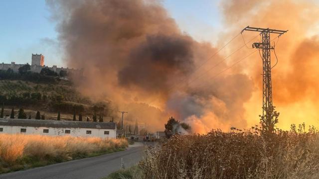 Los bomberos en la extinción de un incendio en Peñafiel