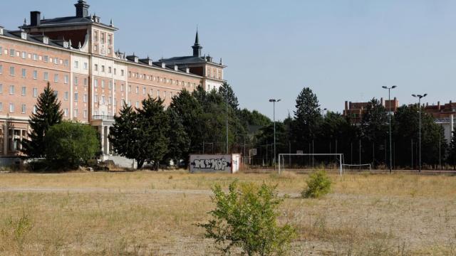 Parcela en la calle Tirso de Molina 44, propiedad del Arzobispado de Valladolid, donde se construirá el centro deportivo