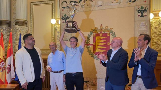 El presidente del Real Valladolid, Ronaldo Nazario, Fernando Redondo, Pepé Moré, el alcalde, Jesús Julio Carnero, y el presidente de la Diputación, Conrado Íscar