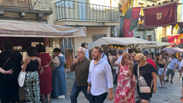 El vicepresidente de la Diputación de Zamora, Víctor López de la Parte, junto con el alcalde de Puebla de Sanabria, José Fernández en el Mercado Medieval de la localidad