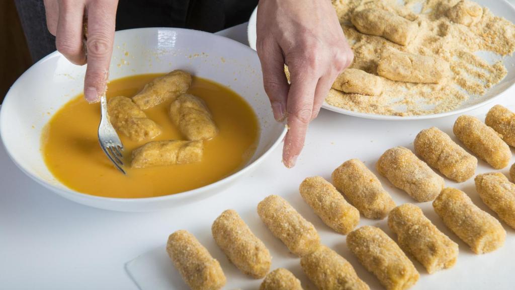 Una persona haciendo croquetas caseras