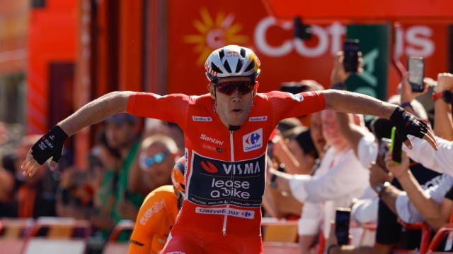 Wout van Aert celebra su primera victoria en La Vuelta a España.