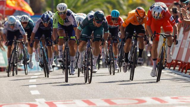 Los ciclistas afrontan el final de la tercera etapa de La Vuelta.