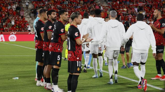 Los jugadores del Mallorca hacen el pasillo a los futbolistas del Real Madrid.