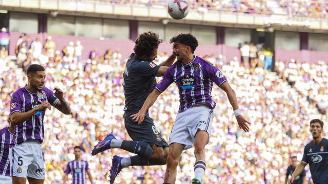 Kike Pérez disputa el balón con Leandro Cabrera.