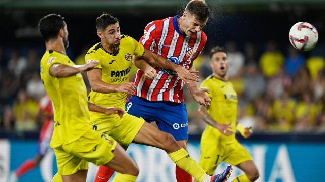 Sorloth remata durante el partido entre Villarreal y Atlético de Madrid.