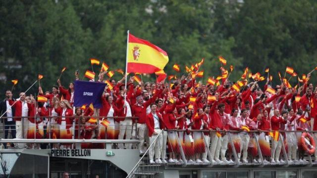 La delegación española desfila por el Sena en la ceremonia inaugural de París 2024.