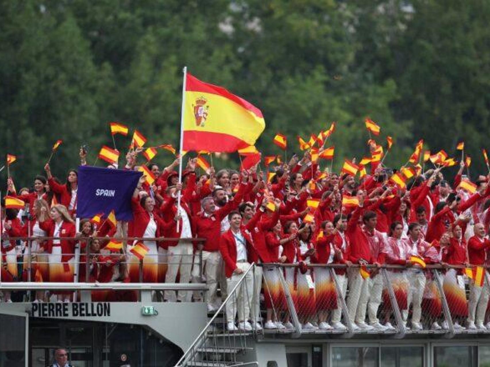 La delegación española desfila por el Sena en la ceremonia inaugural de París 2024.