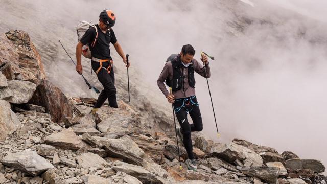 Kilian Jornet junto a Matheo Jacquemoud ascendiendo una cumbre de los Alpes.