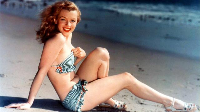 Marilyn Monroe como modelo pin-up en una fotografía de postal, a finales de la década de 1940, antes de convertirse en una estrella.