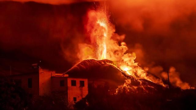 Volcán de La Palma en erupción.