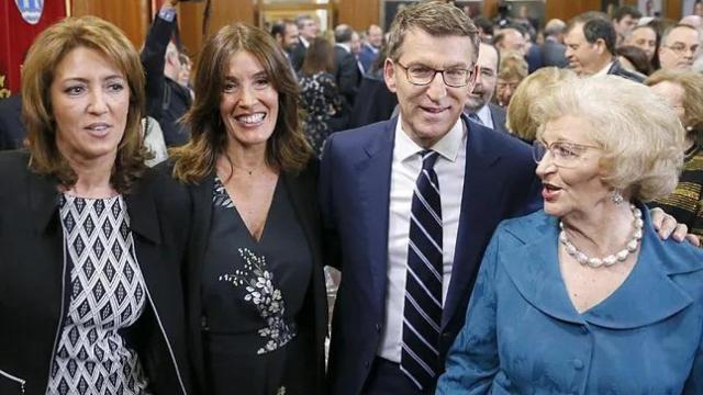 Alberto Núñez Feijoo junto a su hermana, Micaela (i); su pareja, Eva (c); y su madre, Sira; en su toma de posesión como presidente de la Xunta en 2016.