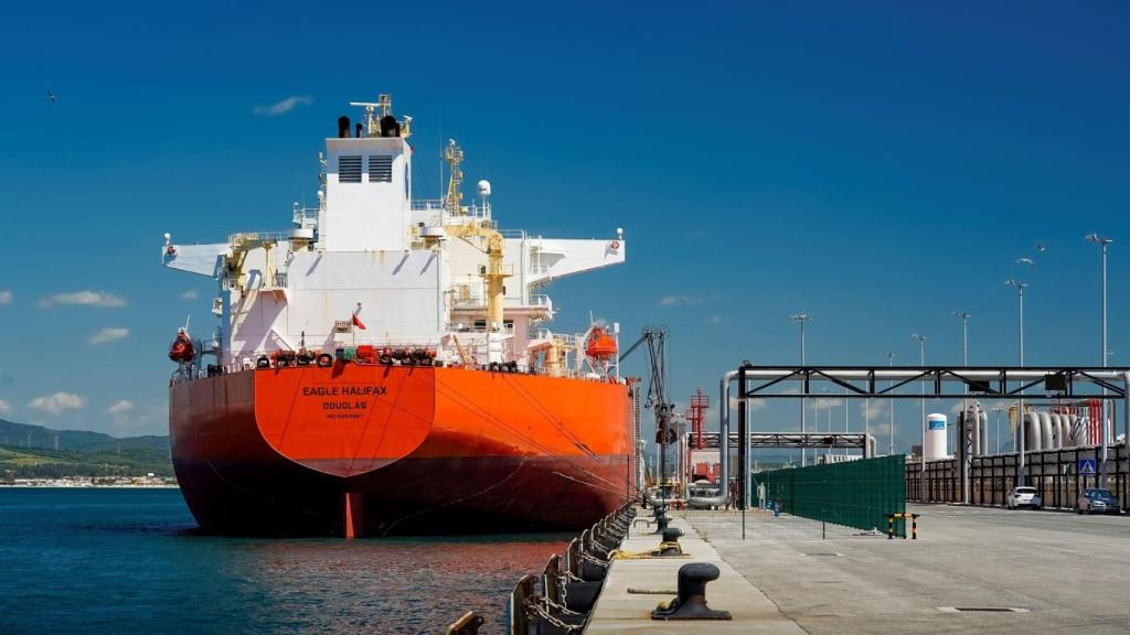 Un barco carguero atracado en el Puerto de Algeciras.