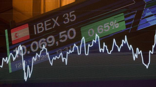 Un panel del Palacio de la Bolsa de Madrid muestra la cotización y un gráfico del Ibex 35.