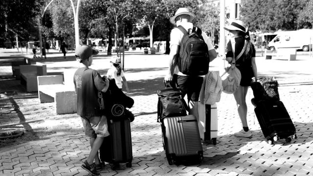 Turistas con maletas en la Alameda de Hércules de Sevilla.