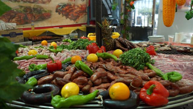 Comida en una de las casetas de la Feria de Málaga.