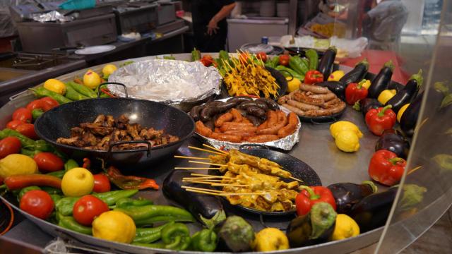 Imagen de archivo de algunos platos de comida en la Feria de Málaga.