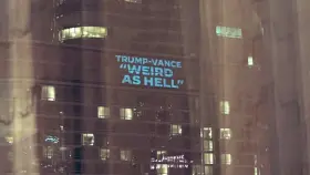 Mensajes que han aparecido en la Torre Trump de Chicago.