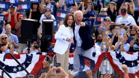 La vicepresidenta estadounidense y candidata presidencial demócrata Kamala Harris y su compañero de fórmula, el gobernador de Minnesota, Tim Walz, en un mitin en Eau Claire.