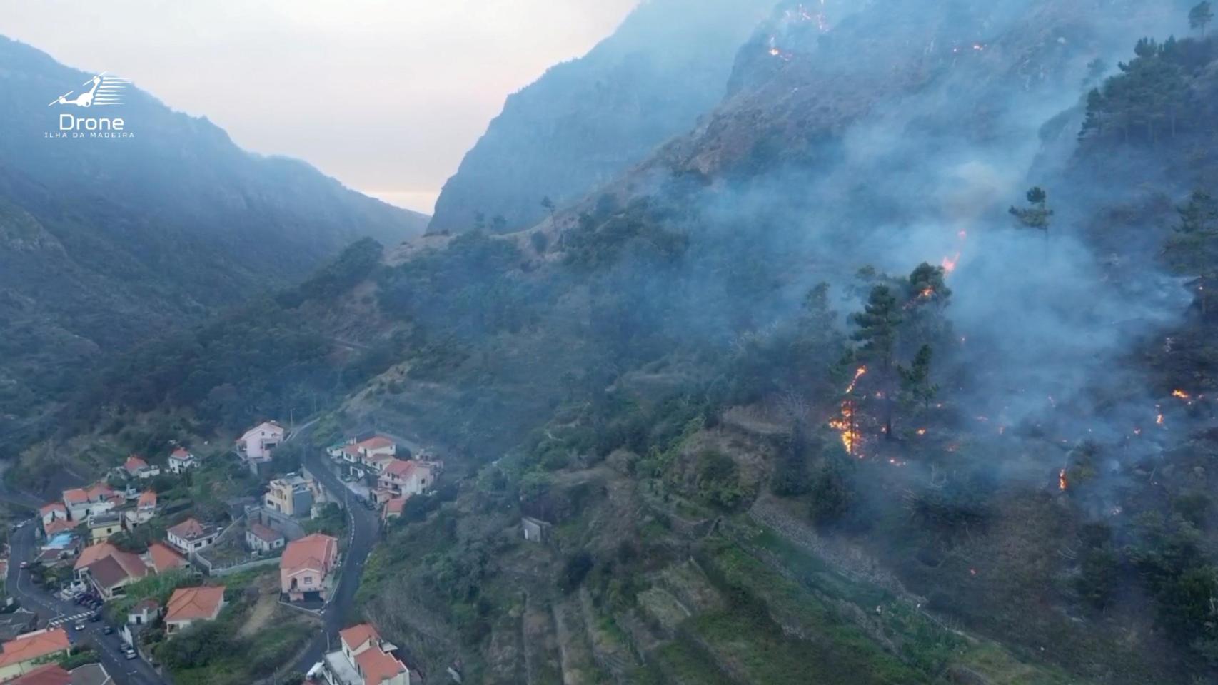 Imagen del incendio en Ribeira Brava, Madeira.