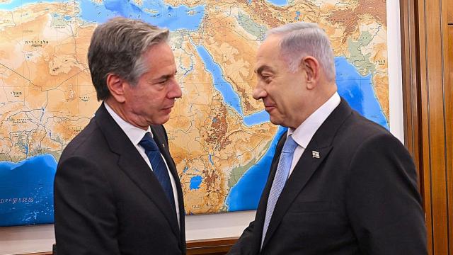 Una fotografía del encuentro entre el primer ministro israelí, Benjamin Netanyahu (derecha), estrechando la mano del secretario de Estado de Estados Unidos, Antony Blinken.