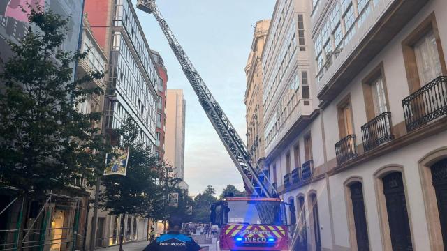 Bomberos en la calle Compostela de A Coruña tras el desprendimiento de la fachada de un edificio