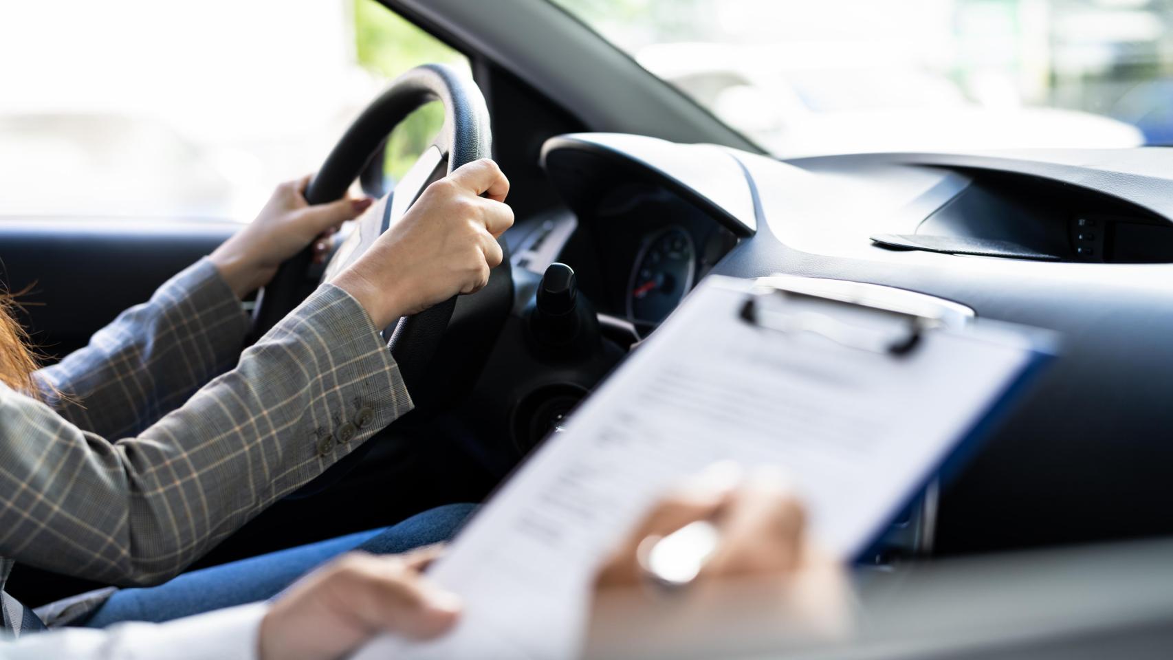 Una persona se examina del carnet de conducir