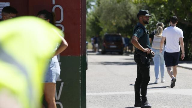 Un agente de la Guardia Civil vigila la entrada al campo de fútbol de Mocejón (Toledo) donde asesinaron a Mateo.