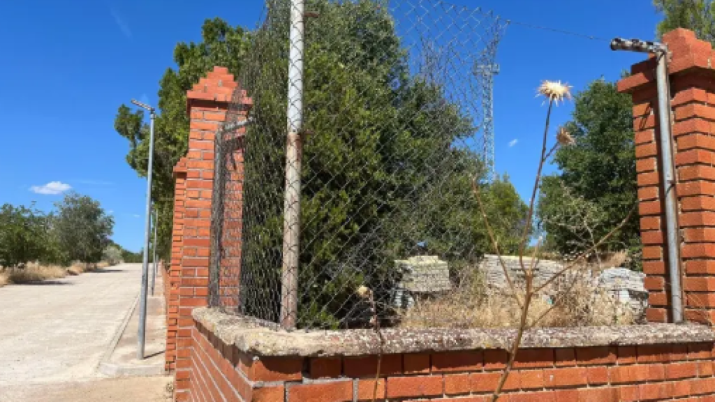 Entrada por donde accedió al polideportivo el asesino del niño Mateo.