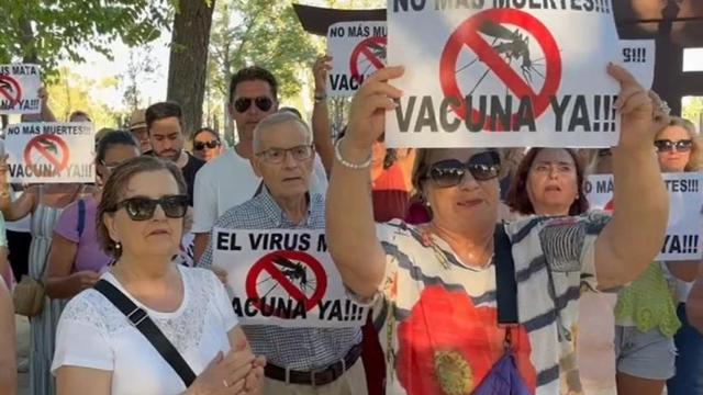 Vecinos de Coria del Río piden más investigación en la concentración por el Virus del Nilo.