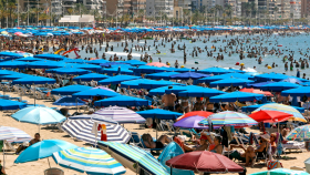 Vista aérea de una playa masificada de gente.