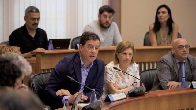 El portavoz del Grupo Parlamentario Socialista, José Ramón Gómez Besteiro, interviene en el Parlamento gallego.