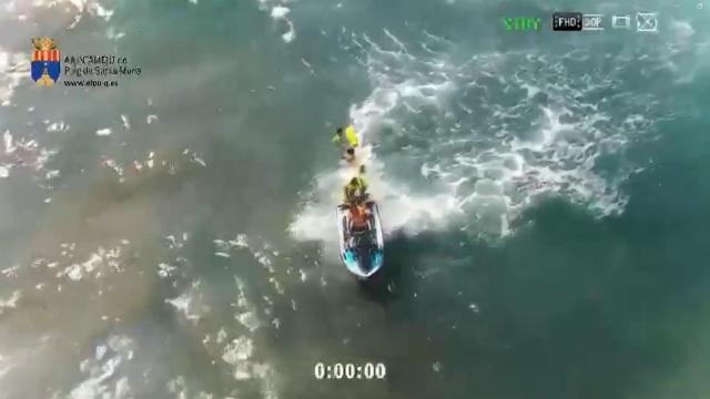 Imagen del vídeo grabado por el dron del momento del rescate este viernes. EE