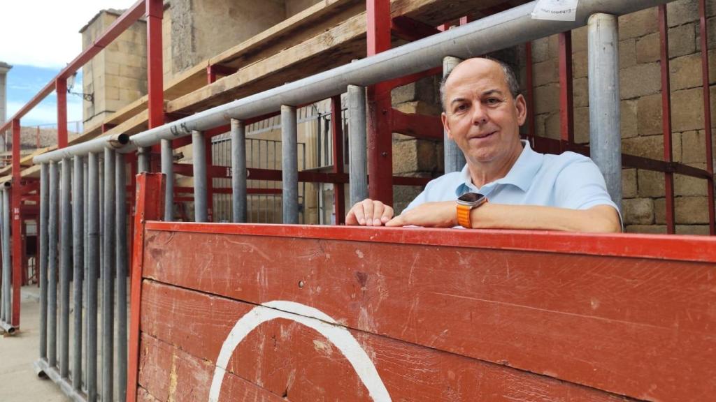 Florentino García, alcalde de Aldeadavila, en la plaza de toros portátil