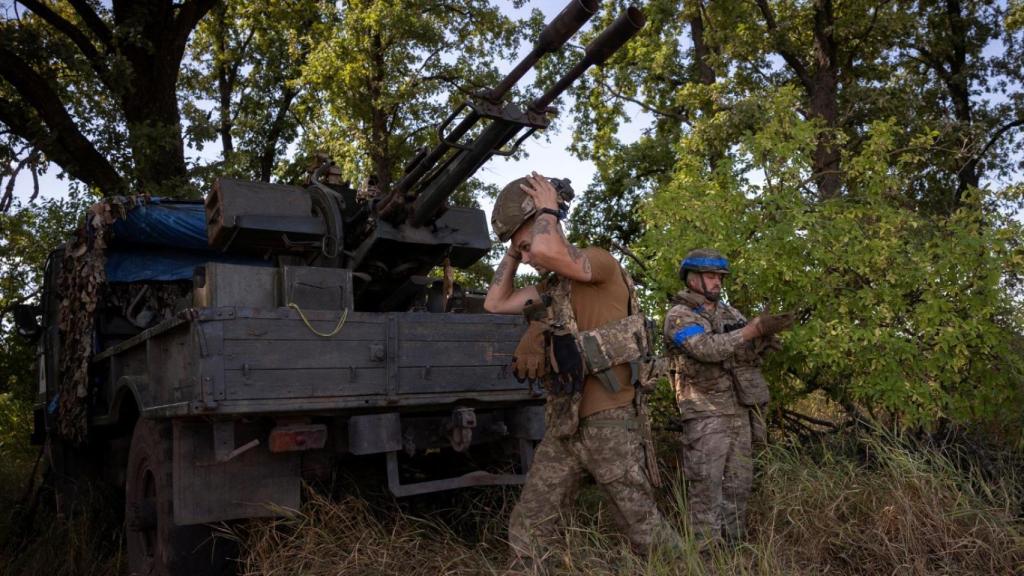 Soldados ucranianos entrenan en la región de Sumy, cerca de la frontera con Rusia.