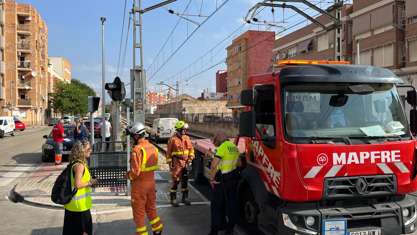 Imagen de la furgoneta en medio de la vía tras arrollarle el metro en Moncada (Valencia). Raquel Granell