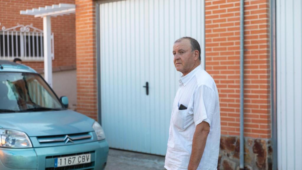 Imagen de Fernando, padre de Juan, a las puertas de su casa en Mocejón.