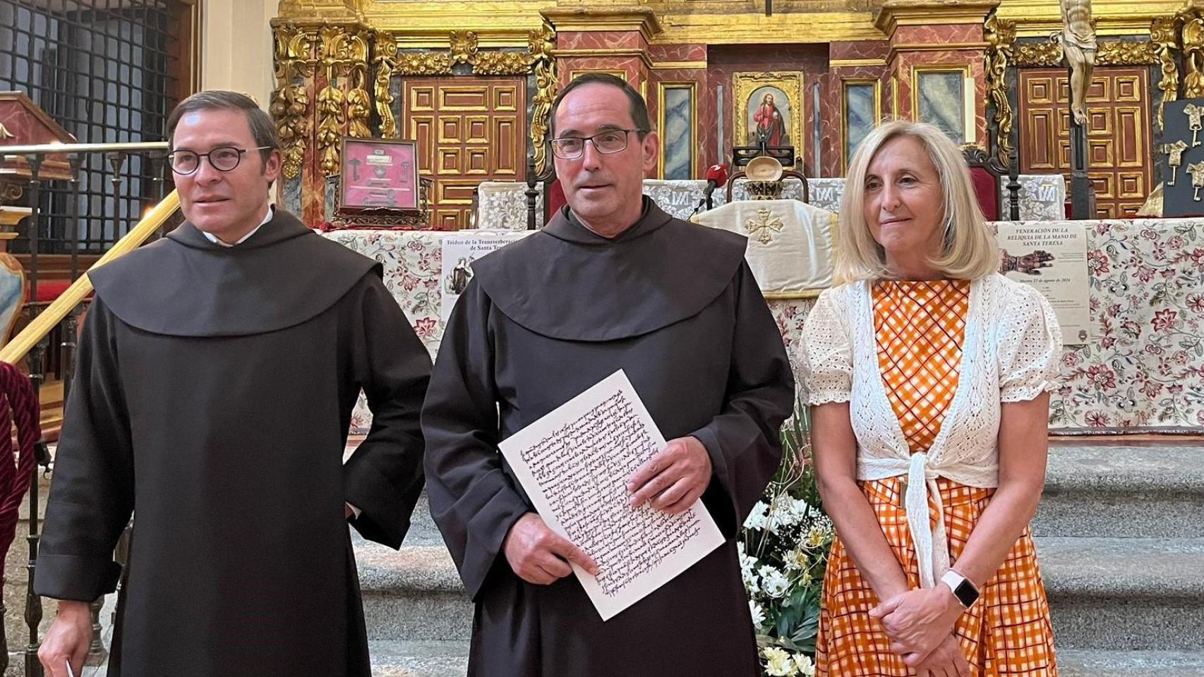 Miguel Ángel González, prior de la Comunidad de Carmelitas Descalzos de Salamanca y Alba de Tormes, Miguel Márquez, general de la Orden del Carmelo Descalzo,  y Concepción Miguélez, alcaldesa de Alba de Tormes