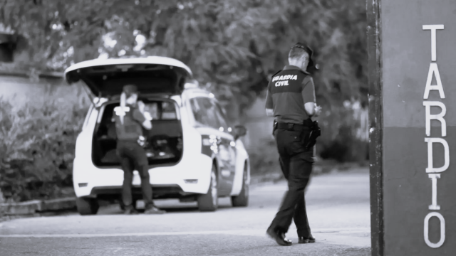 La Guardia Civil a la entrada del polideportivo de Mocejón en el que fue asesinado el niño Mateo.