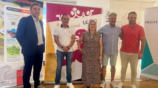 La concejala de Fiestas, Camino Orejas, con el presidente de Aspace León, Luis Manuel Rodríguez Roldan, presentando el torneo solidario