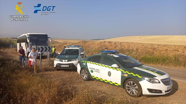 La Guardia Civil auxilia a 50 pasajeros de un autobús portugués averiado a pleno sol en una carretera de palencia