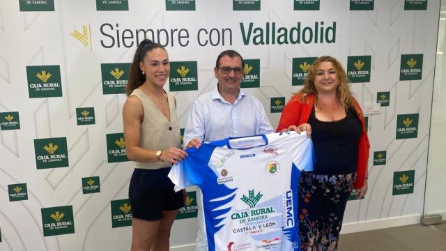 La jugadora del equipo María Prieto, el director de Comunicación de Caja Rural de Zamora, Narciso Prieto, y la presidenta del Club Balonmano Aula, Ana Belén Pastor