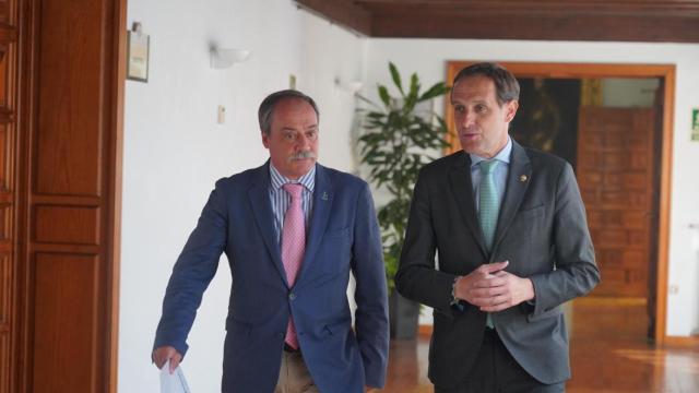 El decano del Colegio de Graduados en Ingeniería e Ingenieros Técnicos Industriales de Valladolid, Rafael Álvarez, y el presidente de la Diputación de Valladolid, Conrado Íscar, presentan el convenio de colaboración