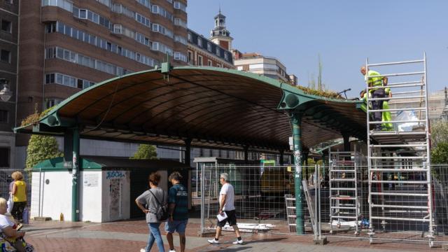 El Ayuntamiento repara la cubierta vegetal de la Marquesina de la Plaza de España