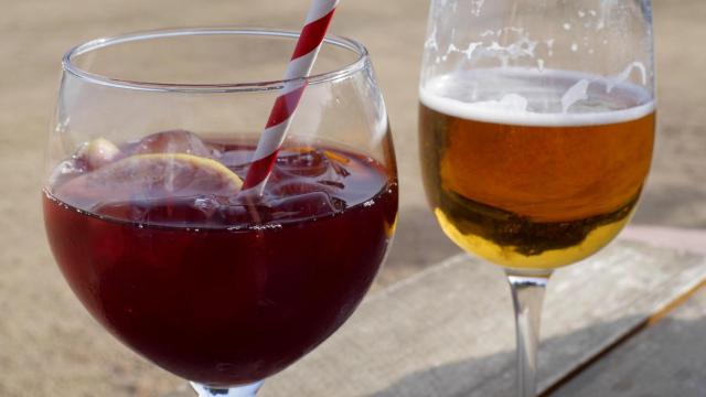 Un vaso de vino tinto y otro de cerveza.