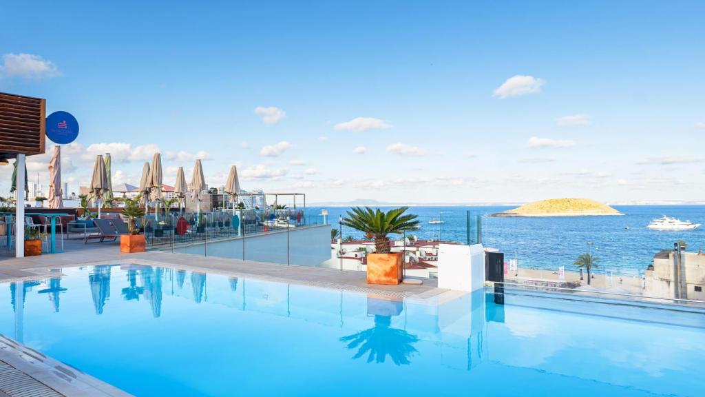 El rooftop con vistas a la bahía de Palma, cocina a la brasa y una de las ‘infinity pools’ más altas de Europa