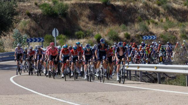 El pelotón, durante la cuarta etapa de La Vuelta.