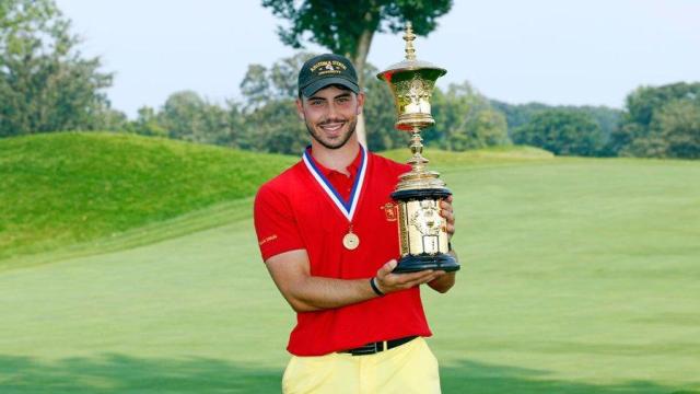 Josele Ballester besa el trofeo de campeón del US Open amateur.