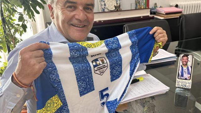 José Julián Gregorio con la camiseta del Barroso FS  mientras mantiene una videollamada con Yuki Tamashita.